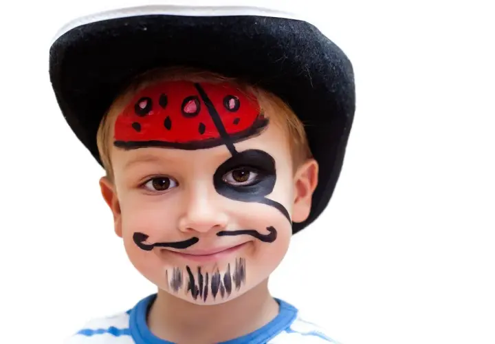 Ein Junge mit Piratenhut und gemaltem Bart und Augenklappe. Kinder lieben es, sich zu verkleiden und zu schminken.