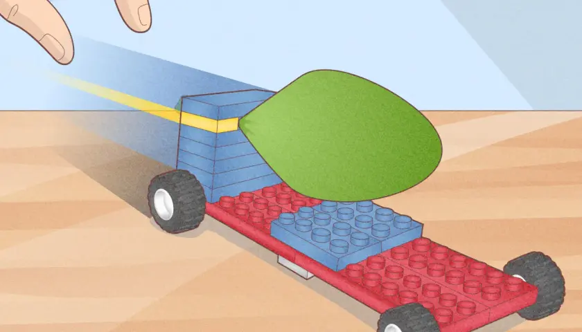 Ein Lego-Auto mit grüner Karosserie und Rädern, bereit für eine Testfahrt. Hier findest du eine **lego auto bauanleitung kostenlos**.