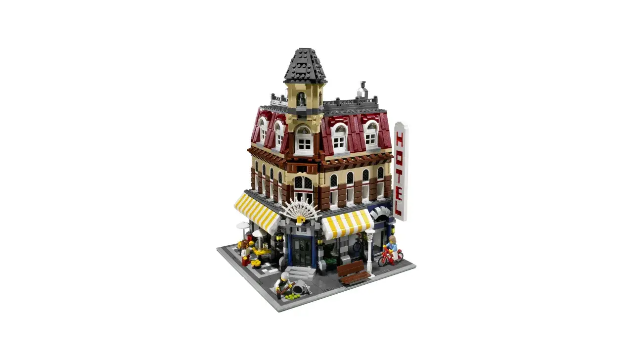 Detailreiches LEGO-Gebäude mit Hotel-Schild, ein Beispiel für die teuersten LEGO-Sets, das eine charmante Straßenszene mit Figuren und einem Fahrrad zeigt.