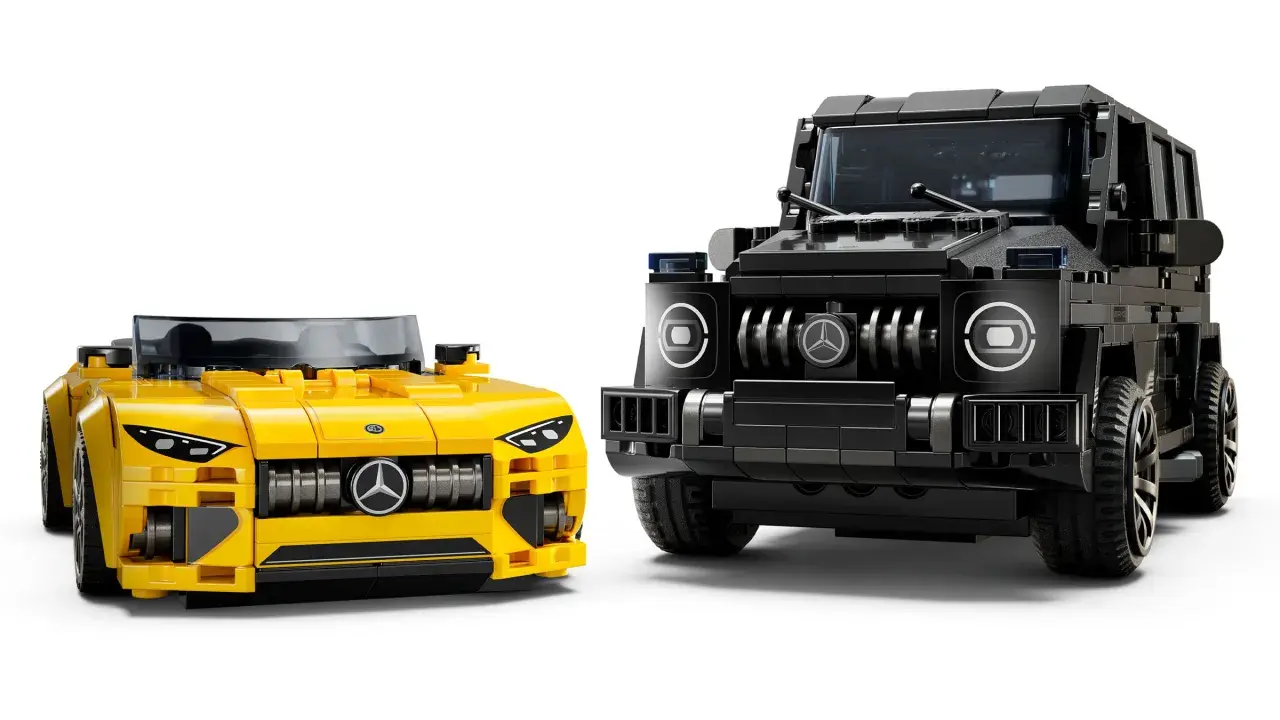 Zwei LEGO Mercedes-Benz Modelle: ein gelber Sportwagen und ein schwarzer Geländewagen, Teil des Sets lego 76924.