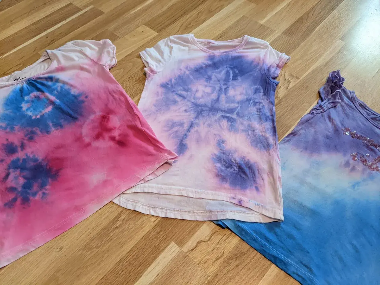 Batik-Shirts in Rosa, Lila und Blau, perfekt zum Batiken mit Kindern. Jedes Stück ein Unikat!