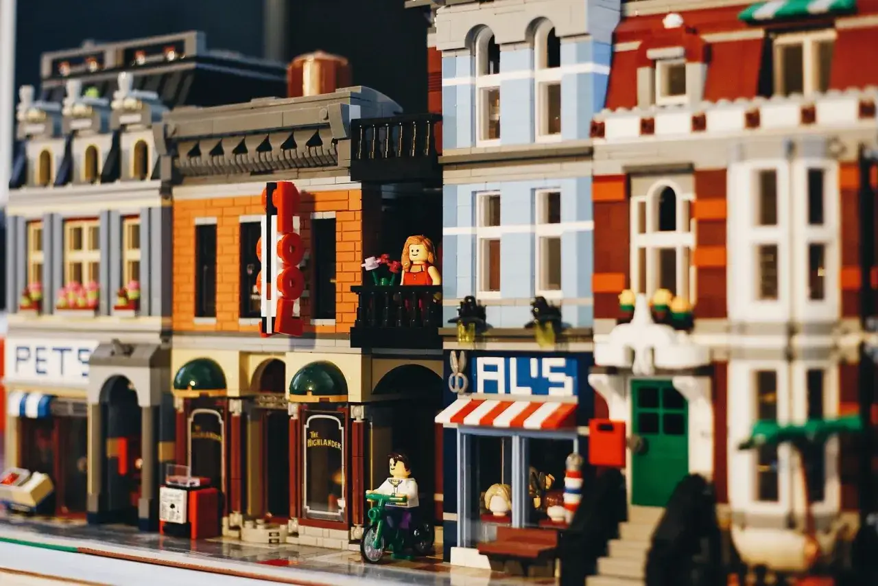 Detailreiche LEGO-Stadt mit Gesch&auml;ften wie 