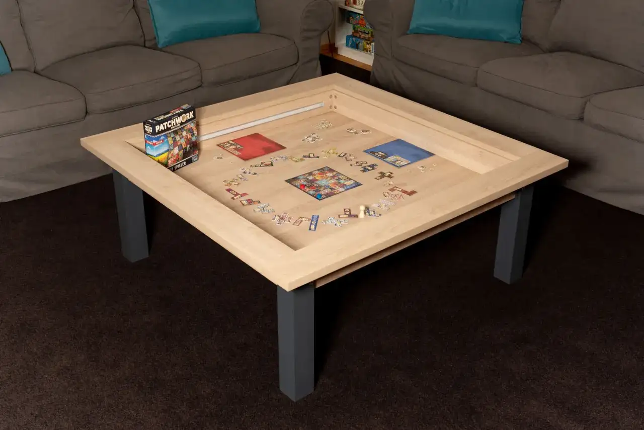 Ein Spieltisch mit dem Brettspiel 