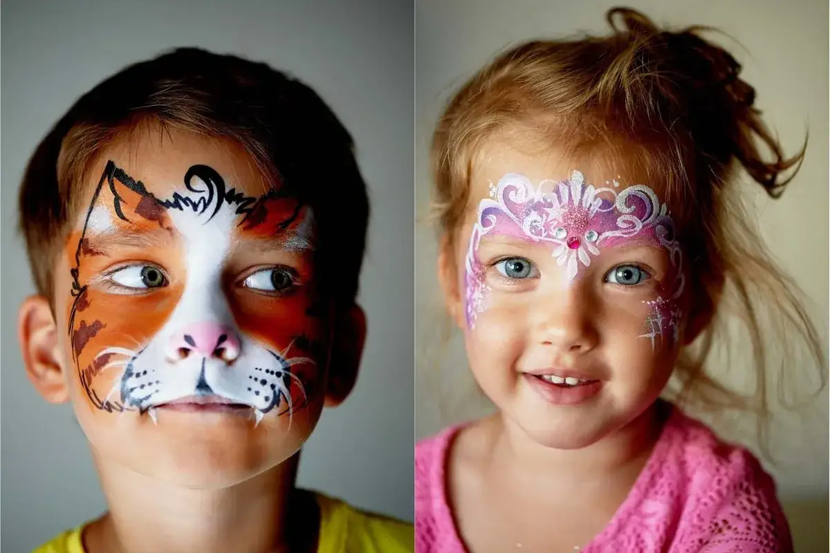 Zwei Kinder mit fantasievollem Kinderschminken: Ein Junge als Tiger, ein M&auml;dchen als Prinzessin.