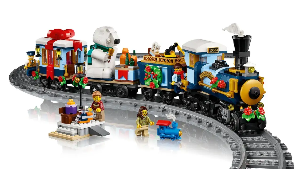 Der LEGO Weihnachtsexpress fährt mit Figuren, Geschenken und einem Eisbären durch die Winterlandschaft.