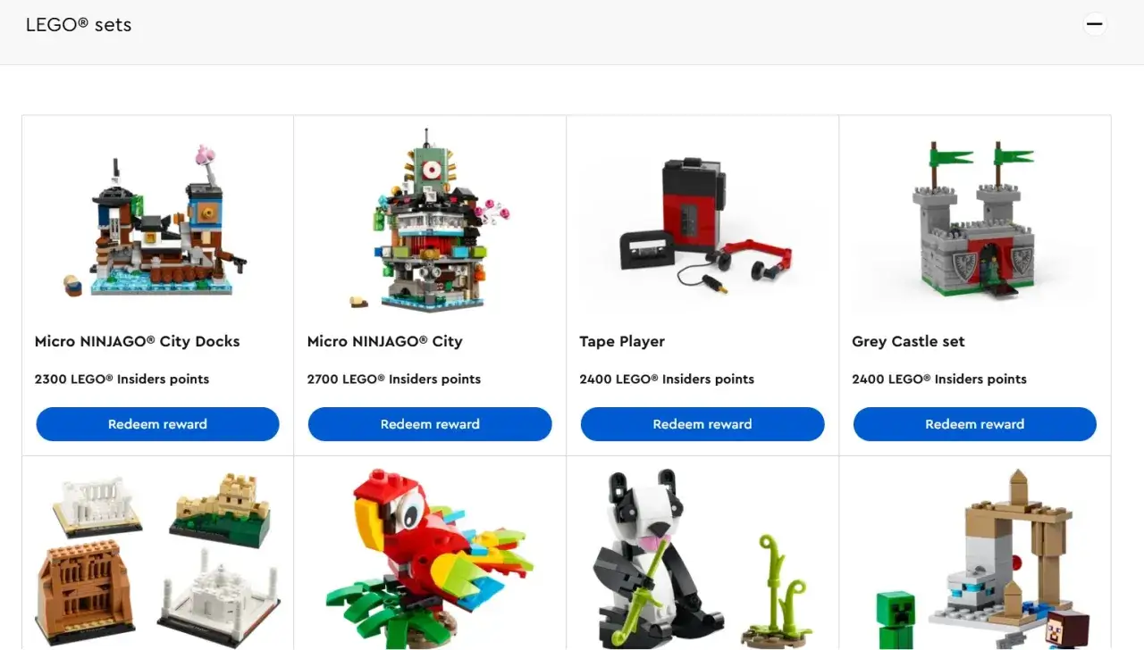 LEGO® Sets für LEGO® Insiders: Micro NINJAGO® City Docks, Micro NINJAGO® City, Tape Player und Grey Castle Set.
