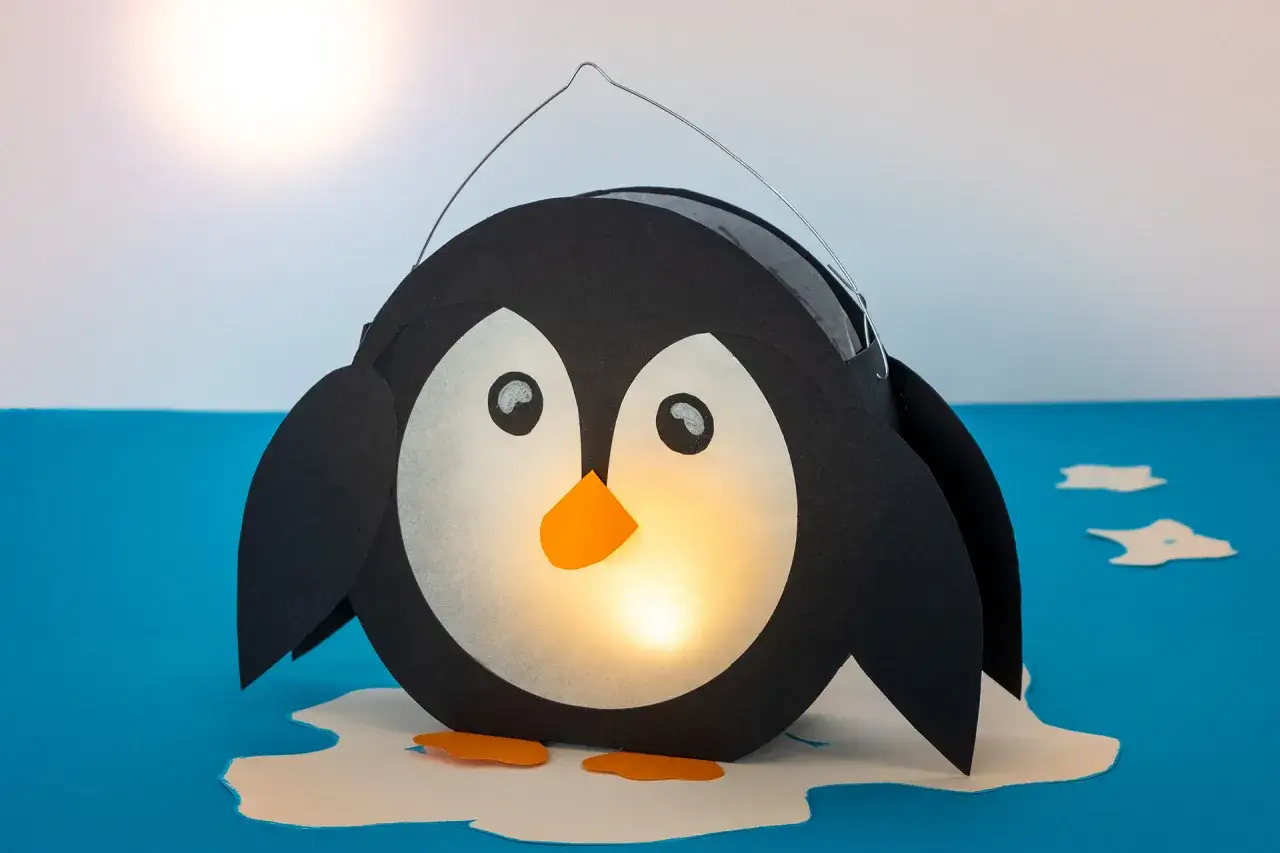 Ein s&uuml;&szlig;er Pinguin, der als Laterne gebastelt wurde, leuchtet warm. Perfekt f&uuml;r den Winter!