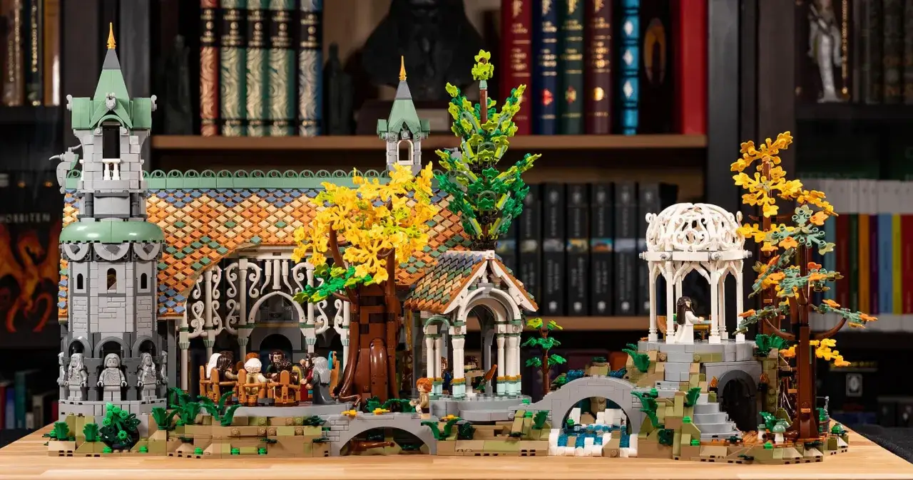 Detailreiches Lego Bruchtal-Set mit Elben, Bäumen und einem Pavillon.