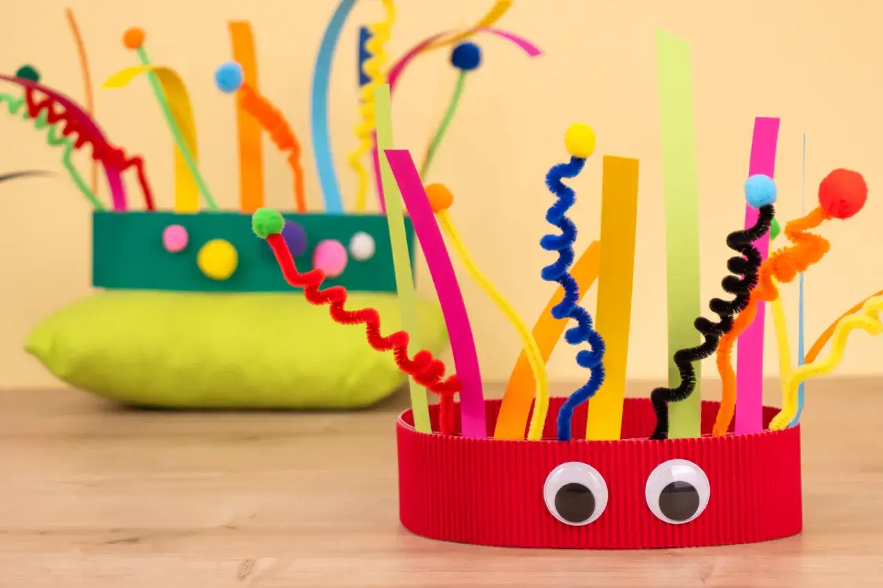 Bunte Faschingskr&auml;nze zum einfach Fasching basteln, verziert mit Pfeifenreinigern und Wackelaugen.