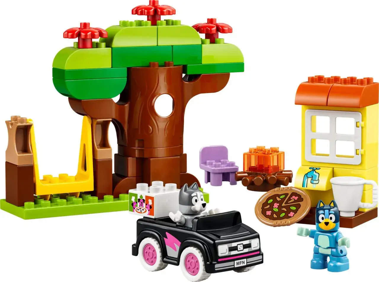 Bluey und Bingo spielen mit LEGO DUPLO im Wald. Ein Baumhaus, ein Auto und eine kleine H&uuml;tte laden zum Spielen ein.