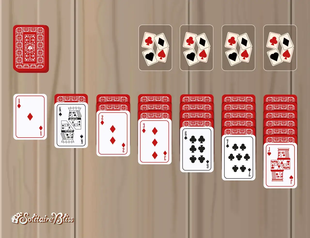 Ein einsames Kartenspiel liegt auf einem Holztisch. Ein Ass, ein König und weitere Karten sind ausgelegt, bereit für ein spannendes Spiel.