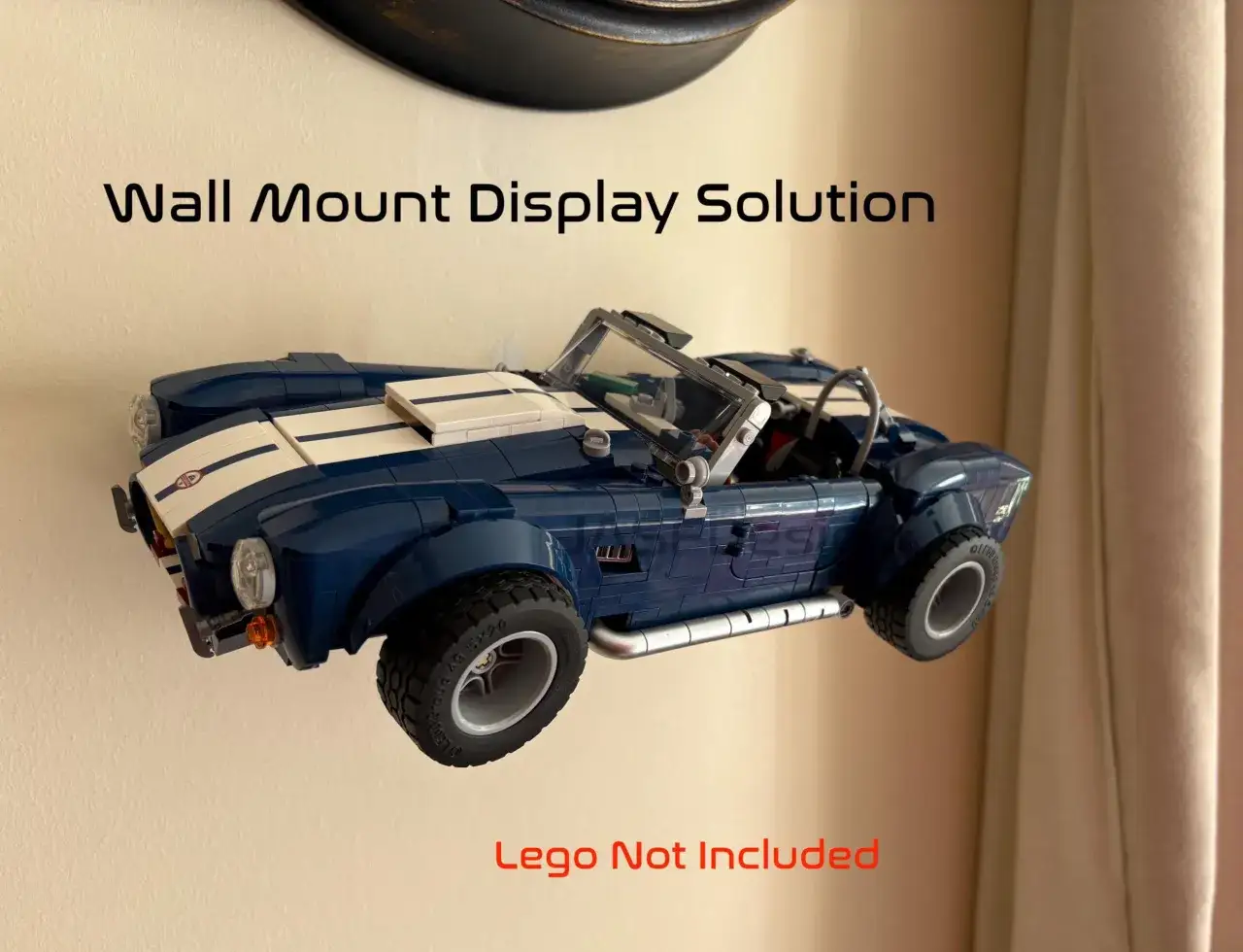 Ein blauer Lego Shelby Cobra mit weißen Streifen, der an der Wand montiert ist.