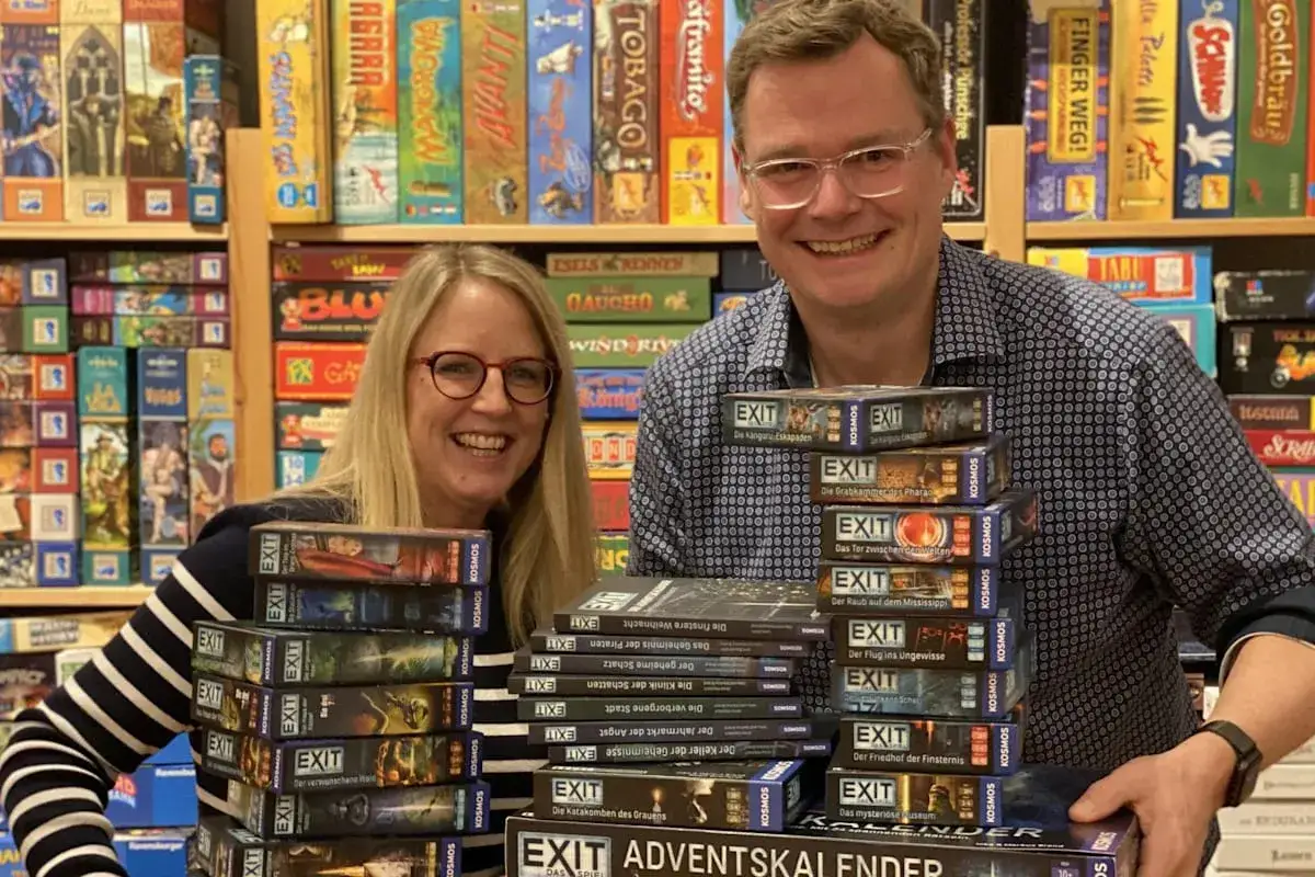 Inka und Markus Brand pr&auml;sentieren stolz ihre EXIT-Spiele-Sammlung.
