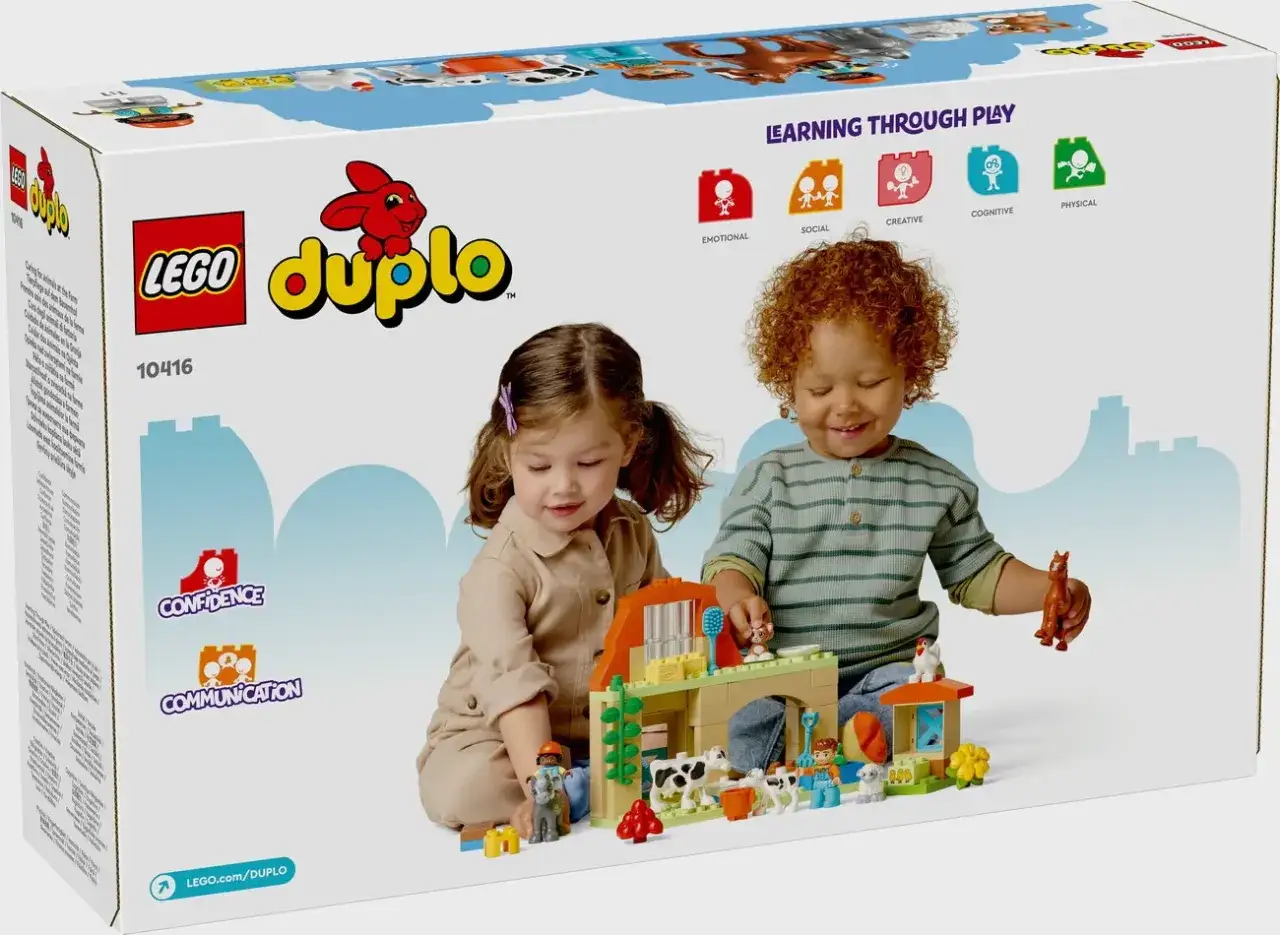 Kinder bauen mit dem LEGO DUPLO Bauernhof Set. Die Anleitung zeigt, wie man Tiere und Gebäude zusammensetzt.
