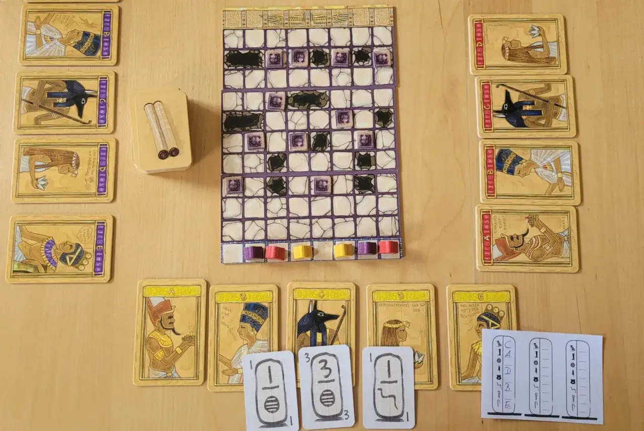 &Auml;gyptisches Brettspiel: Spieler versuchen, den Code zu knacken, indem sie Karten mit Hieroglyphen und Figuren auslegen.