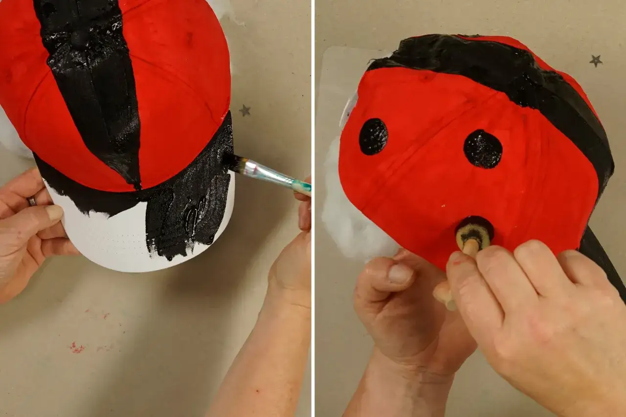Schritt-f&uuml;r-Schritt-Anleitung: Ein roter Cappy wird zur Marienk&auml;fer-Kopfbedeckung. H&auml;nde malen schwarze Punkte und Streifen auf.